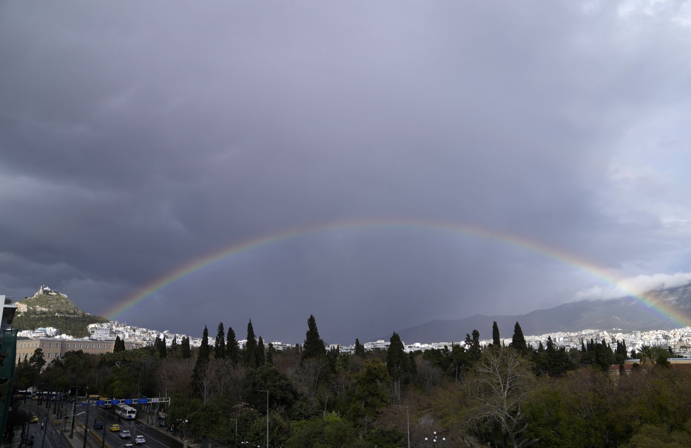 Το σπάνιο τριπλό ουράνιο τόξο στον ουρανό της Αττικής – Η φωτογραφία και η εξήγηση από τον διευθυντή της ΕΜΥ