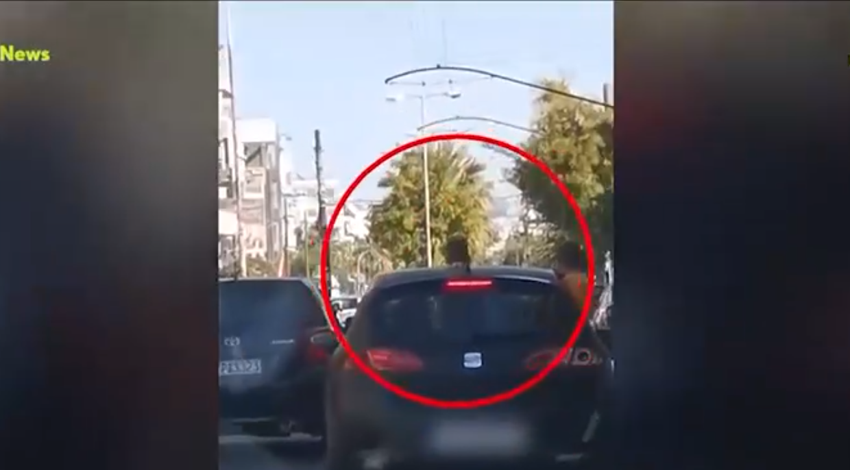 Άφησε τα παιδιά του να «κρέμονται» από το ανοιχτό παράθυρο του αυτοκινήτου στην Πέτρου Ράλλη – Σοκαριστικό βίντεο