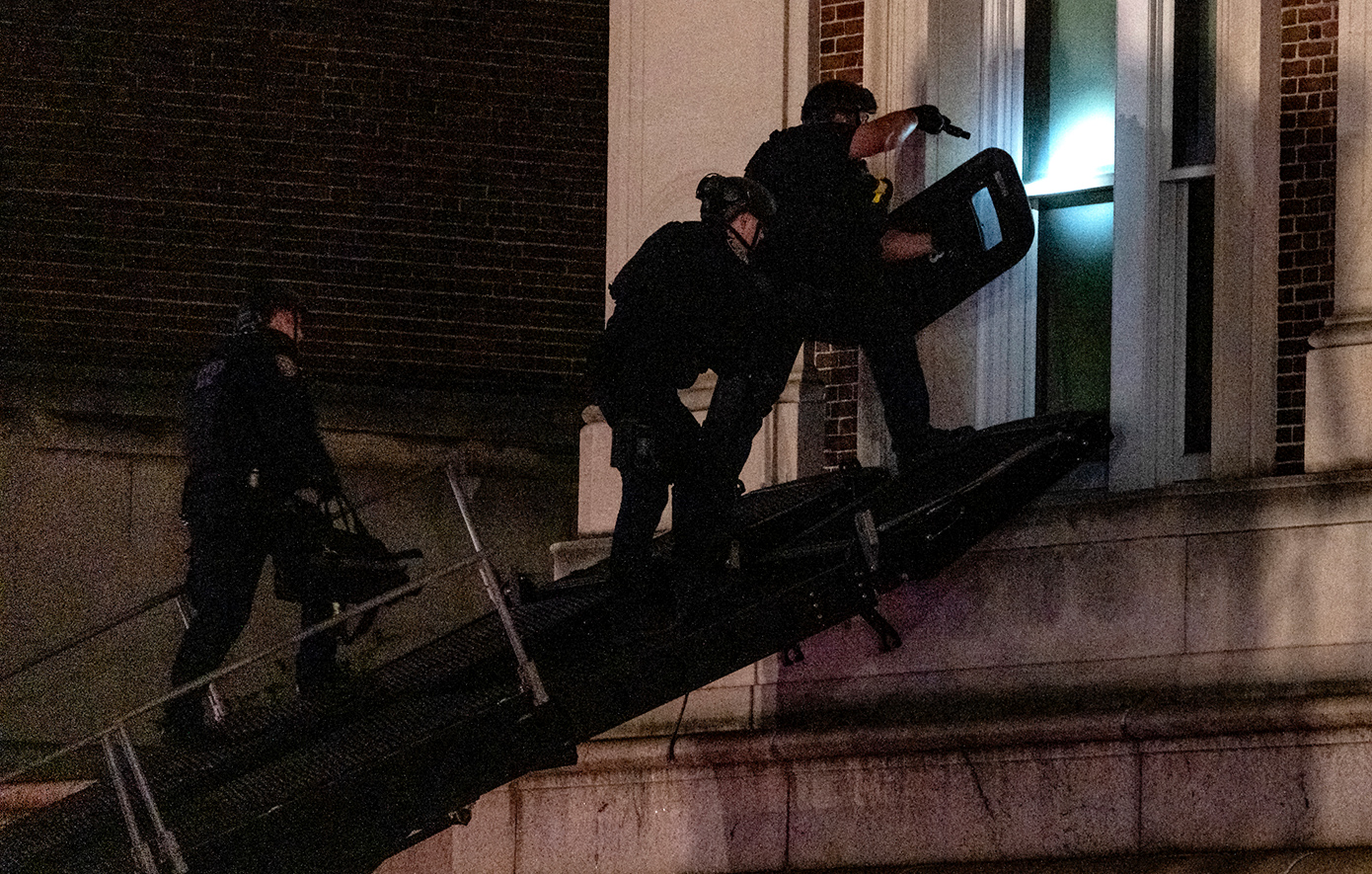 Έφοδος της αστυνομίας στο Πανεπιστήμιο Κολούμπια Έφοδος της αστυνομίας στο Πανεπιστήμιο Κολούμπια