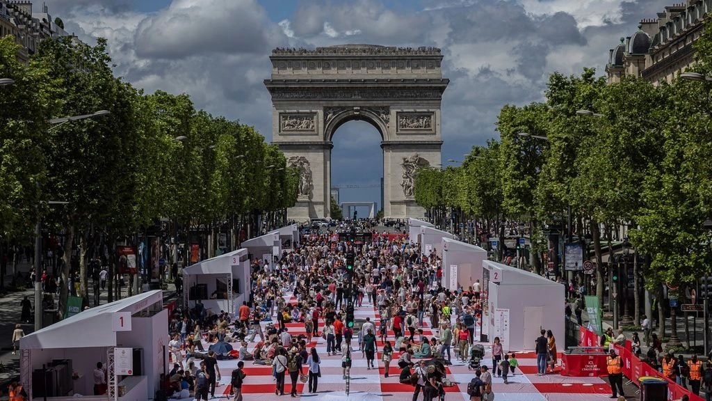 Δωρεάν πικ νικ για χιλιάδες Παριζιάνους, στην πιο «όμορφη λεωφόρο του κόσμου»
