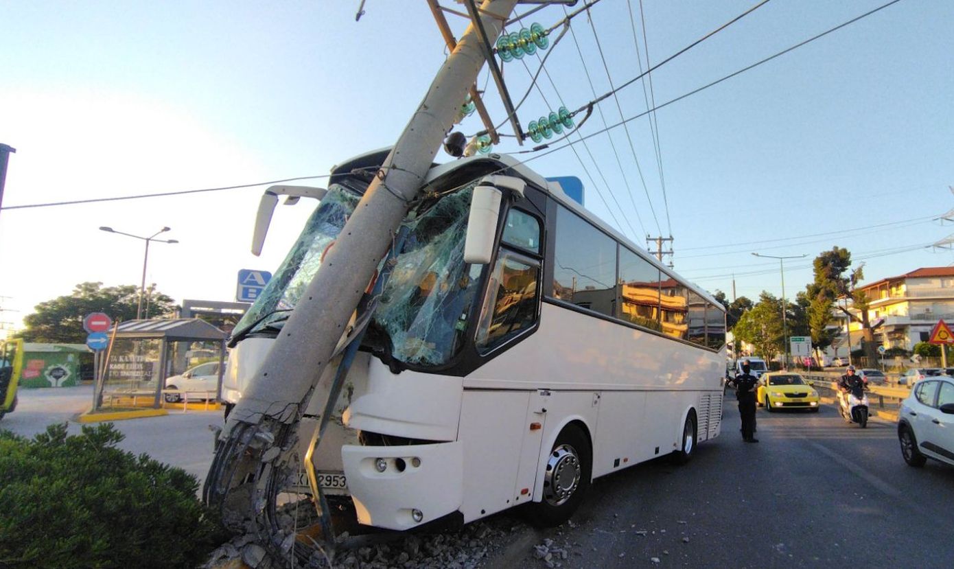 Τροχαίο με πούλμαν &#8211; Έπεσε σε κολόνα και σε στάση λεωφορείου στη Λεωφόρο Λαυρίου