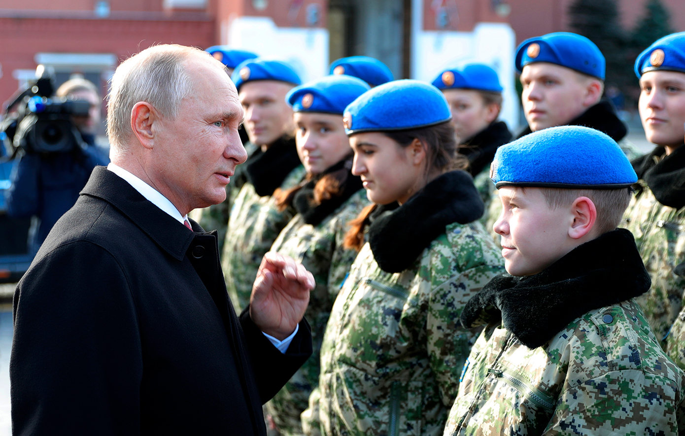 Ο Πούτιν παραδίδει τη Ρωσία στη νέα γενιά αποσύροντας την «παλιά φρουρά»