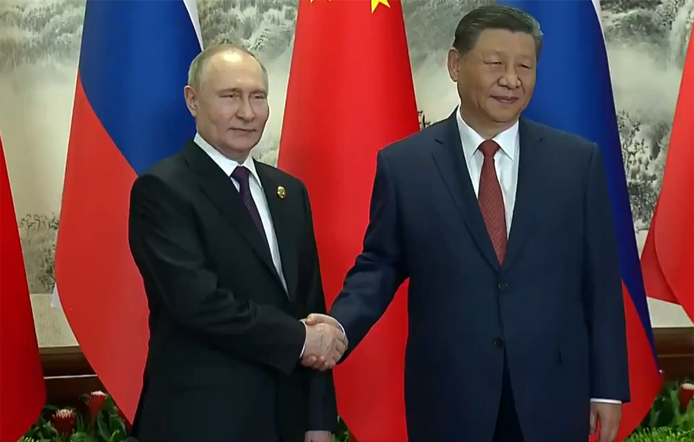Ο Σι Τζινπίνγκ και ο Βλαντίμιρ Πούτιν σφίγγουν τα χέρια στο Πεκίνο