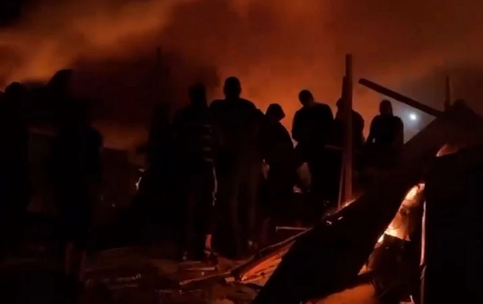 «Πυρκαγιά που προκλήθηκε από ισραηλινή επιδρομή το αίτιο του θανάτου των αμάχων στην Ράφα»