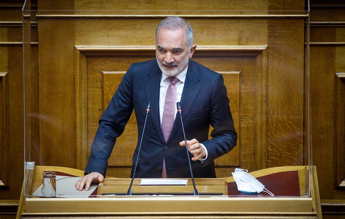 Ο Σαλμάς ψήφισε «παρών» κατά λάθος για τον δικαστικό χάρτη – «Πέρασε» με 158 ψήφους το νομοσχέδιο