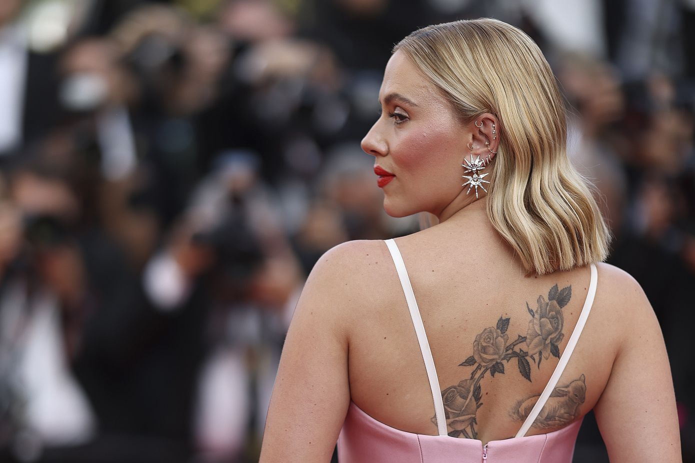 H Scarlett Johansson αποκάλυψε τι κάνει και έχει τις βλεφαρίδες με την πιο εντυπωσιακή καμπύλη