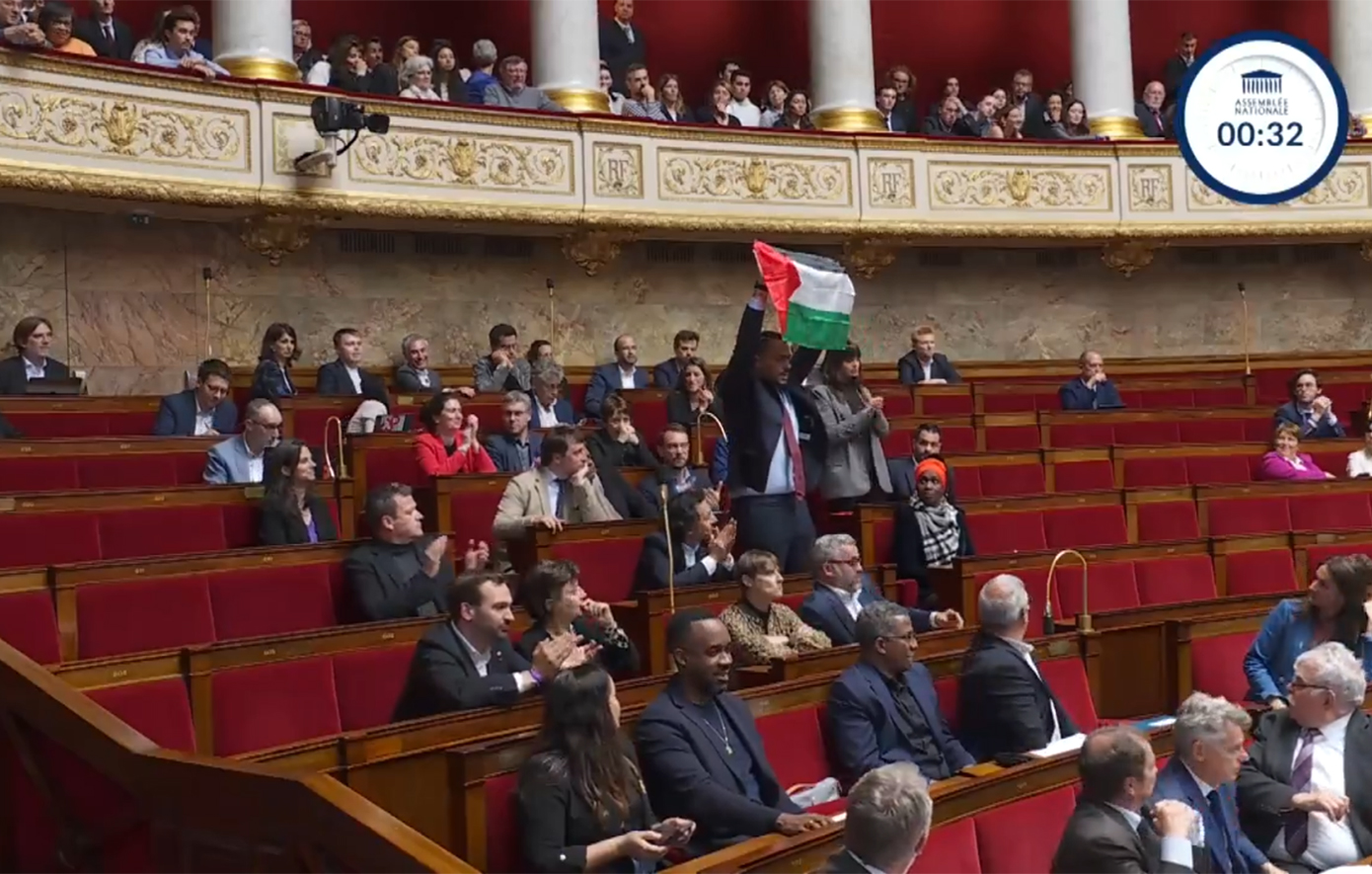 Βουλευτής στη Γαλλία σήκωσε τη σημαία της Παλαιστίνης εν ώρα συνεδρίασης της εθνοσυνέλευσης