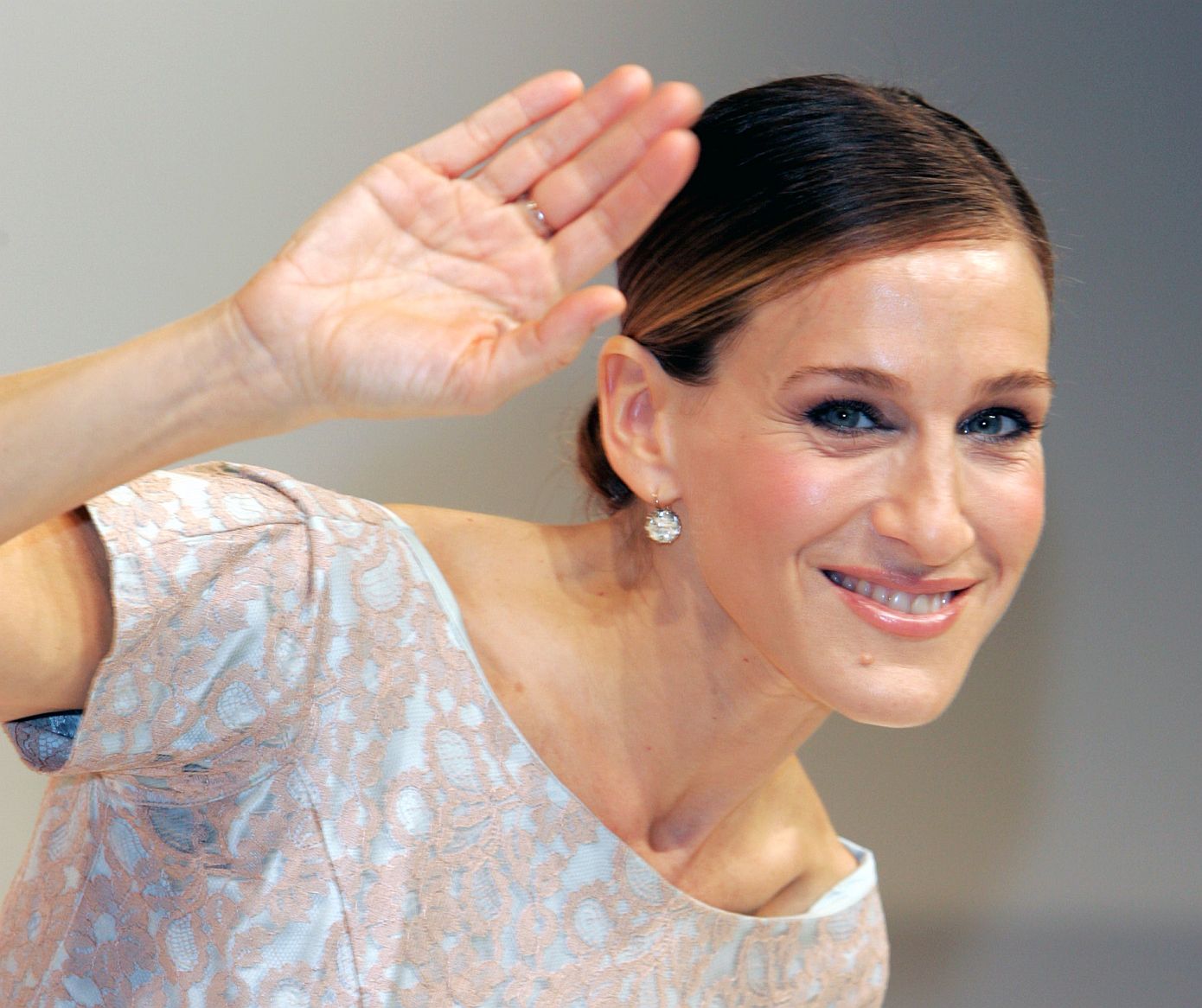 To έκανε η trendsetter Sarah Jessica Parker: Σας λέμε τον τρόπο να πιάσετε ένα stylish sleek braid bun σε μόλις 5 λεπτά