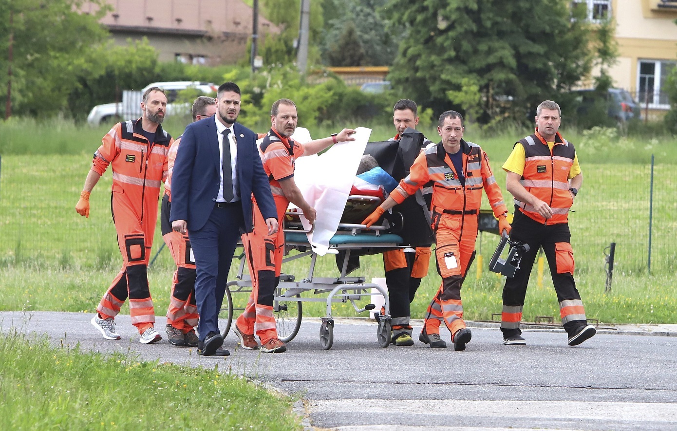 Από μια κλωστή κρέμεται η ζωή του πρωθυπουργού της Σλοβακίας Ρόμπερτ Φίτσο – Τα τελευταία νέα για την υγεία του