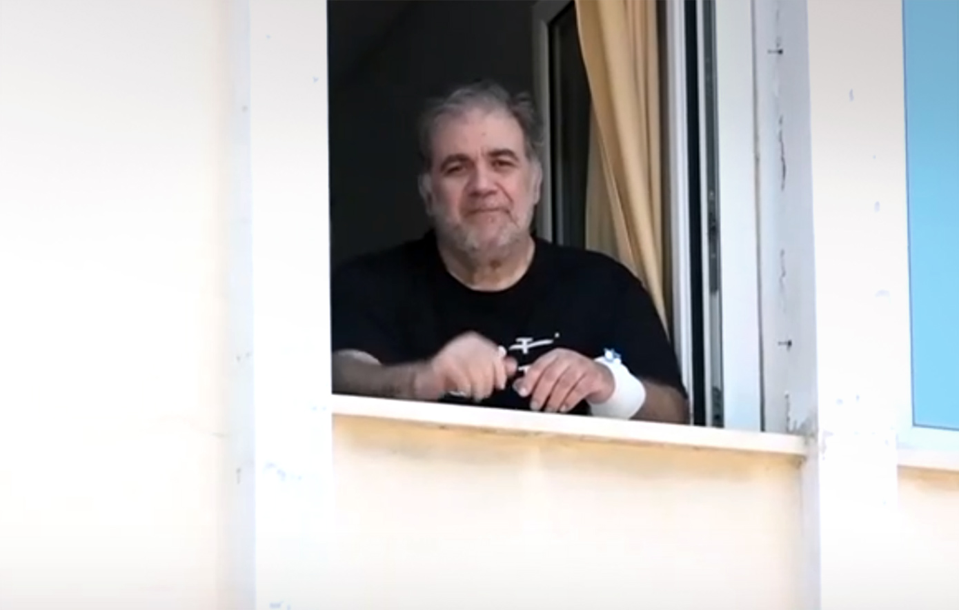 Oι πρώτες εικόνες του Δημήτρη Σταρόβα μέσα από το νοσοκομείο – Φοράει μπλούζα που γράφει «Μην τα παρατάς»