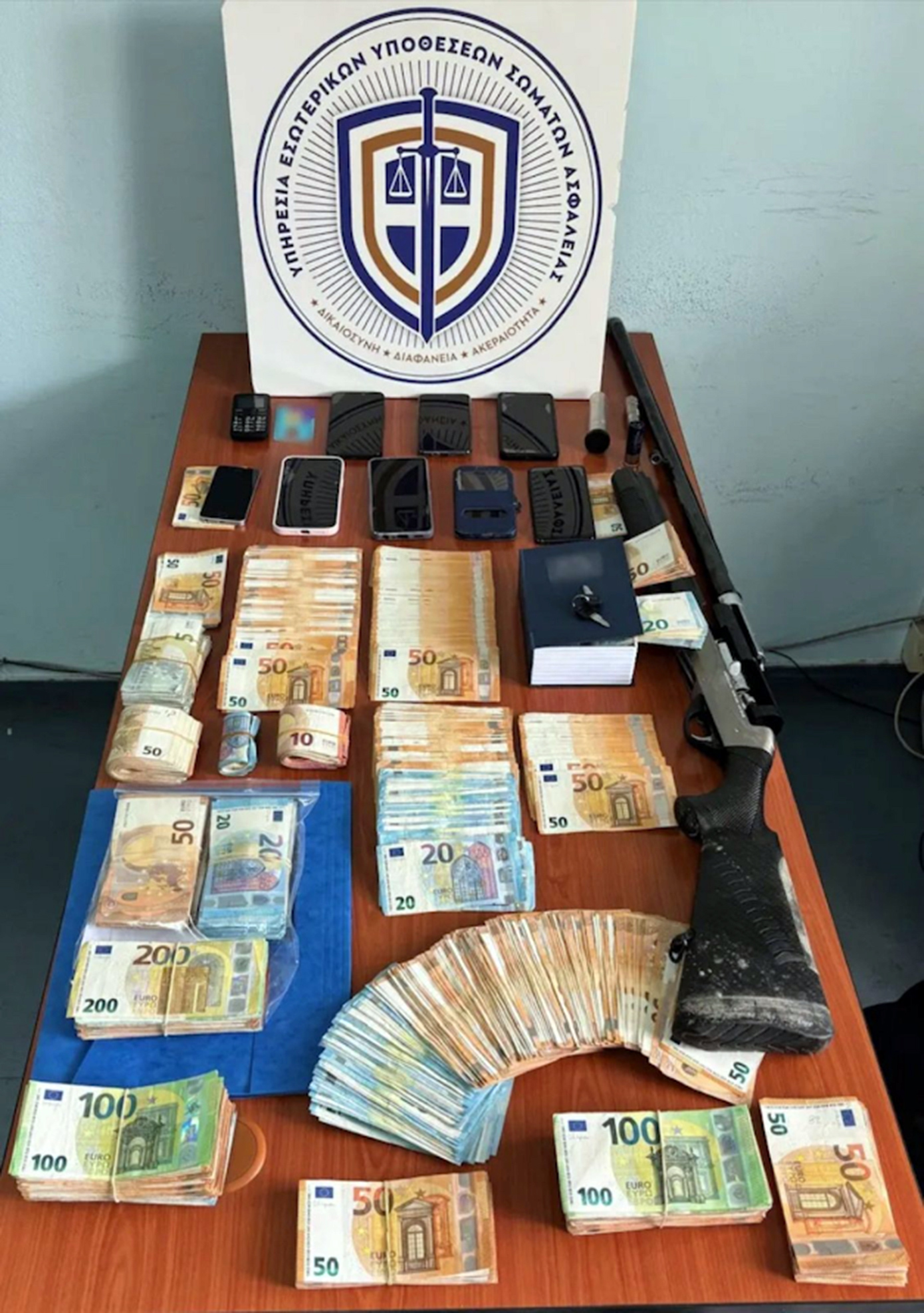 Χειροπέδες σε διευθύντρια, υποδιευθύντρια και υπαλλήλους στη ΔΟΥ στη Χαλκίδα για διαφθορά Χειροπέδες σε διευθύντρια, υποδιευθύντρια και υπαλλήλους στη ΔΟΥ στη Χαλκίδα για διαφθορά