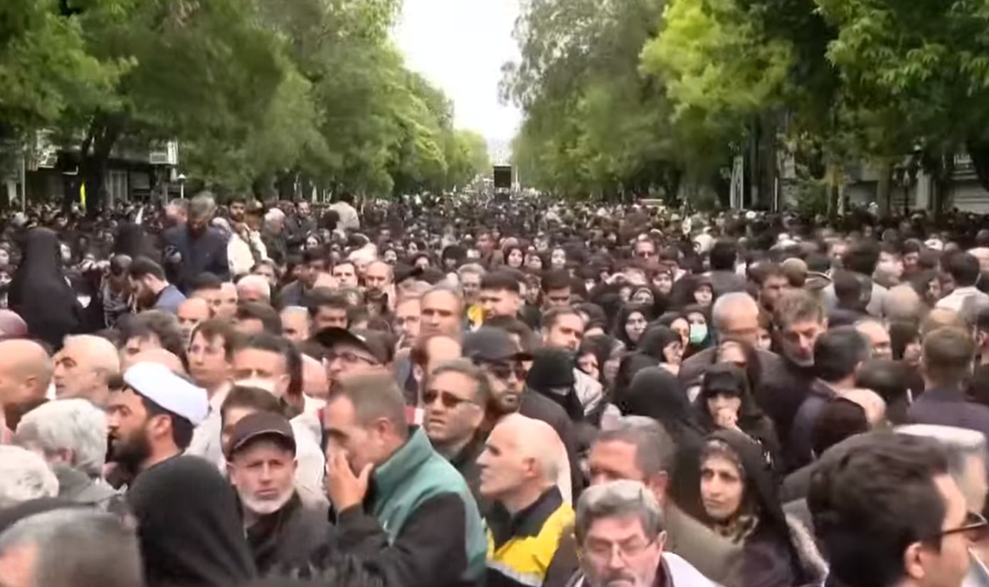 Χιλιάδες στους δρόμους στην Ταμπρίζ για την κηδεία του ιρανού προέδρου, Ραϊσί, που σκοτώθηκε κατά τη συντριβή ελικοπτέρου