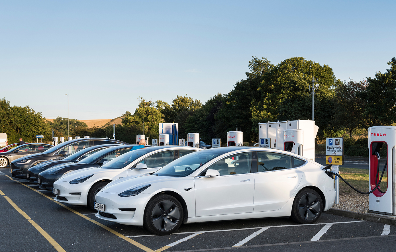 Εκατοντάδες καινούργια Tesla είναι παρκαρισμένα για μήνες έξω από εμπορικό κέντρο που κλείνει