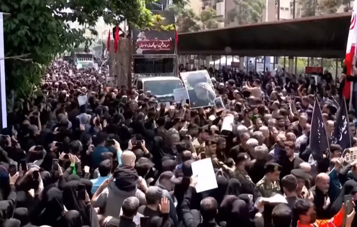 Τεράστιο πλήθος συγκεντρώθηκε στην Τεχεράνη για να αποτίσει φόρο τιμής στον εκλιπόντα πρόεδρο Ραϊσί