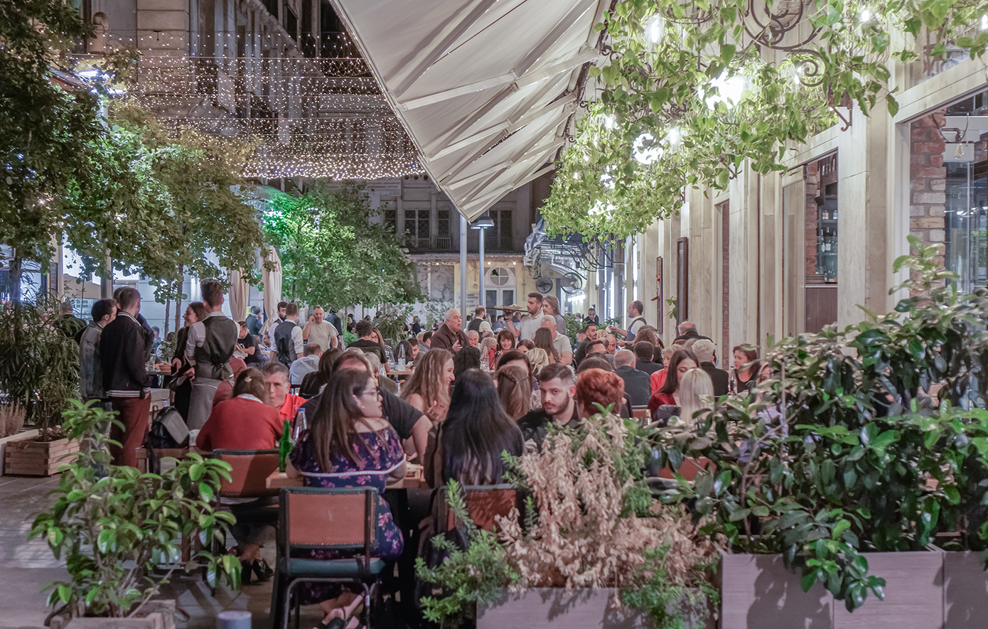 Τραπέζι ούτε για δείγμα στις καφετέριες της Θεσσαλονίκης ενόψει του τελικού του Κυπέλλου – Καταστηματάρχες έβγαλαν κουπόνια