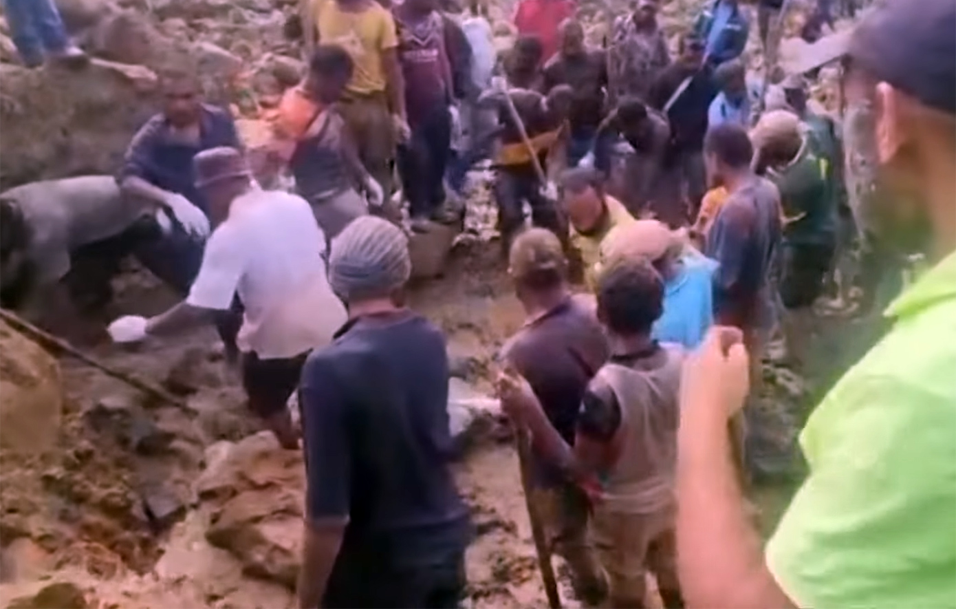 Κατέρρευσε γέφυρα μέσω της οποίας μεταφερόταν βοήθεια στη Νέα Γουινέα