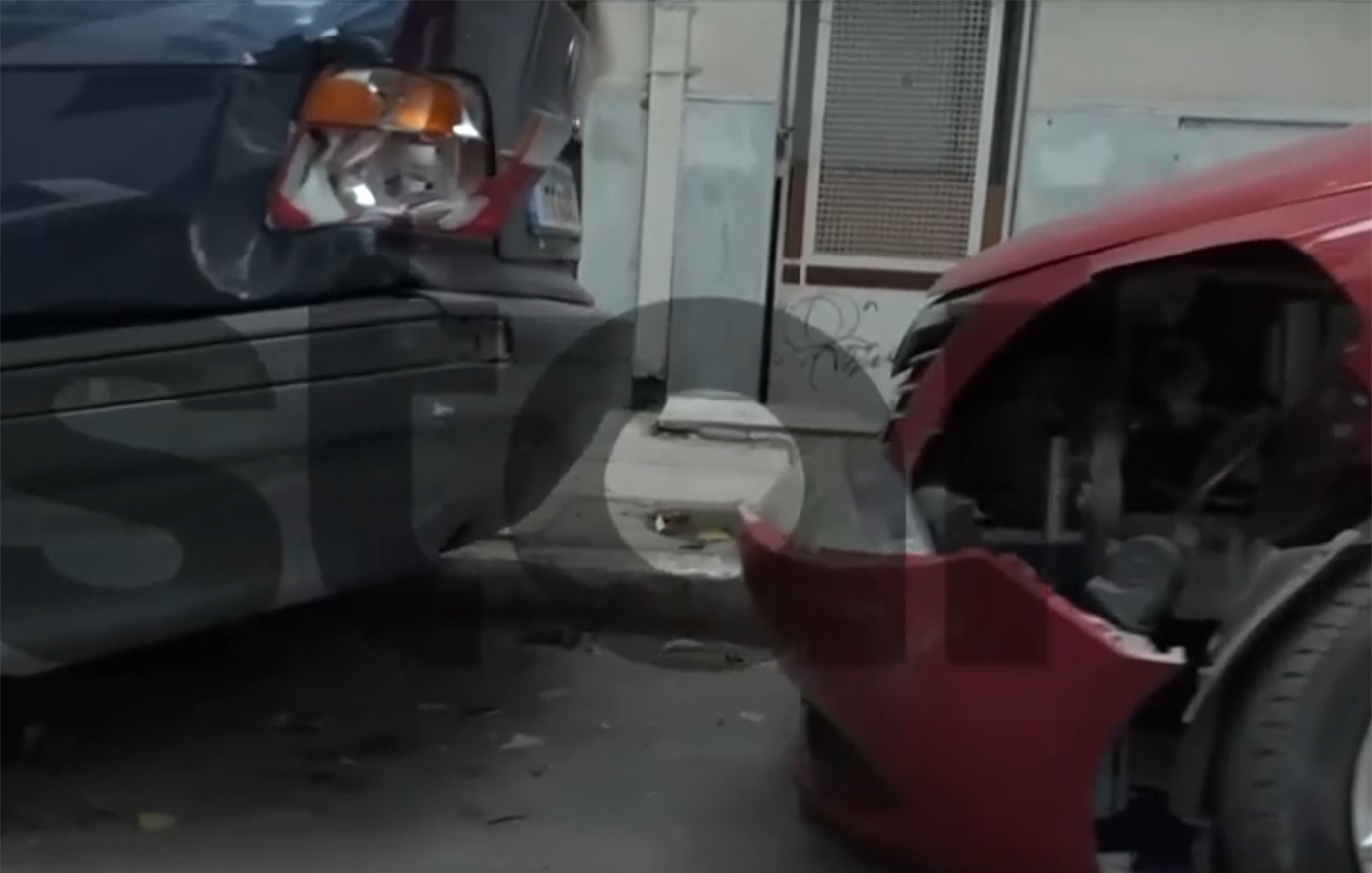 Οδηγός μπήκε «πατημένος» σε στενό της Κυψέλης και «πήρε παραμάζωμα» πάνω από 10 αυτοκίνητα