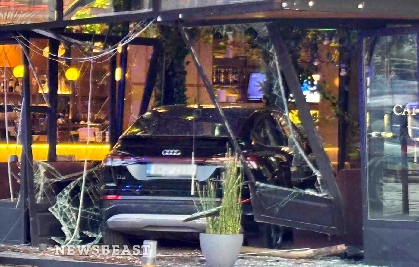 Αυτοκίνητο «μπήκε» σε καφετέρια στη λεωφόρο Συγγρού &#8211; Φωτογραφίες και βίντεο από το σημείο