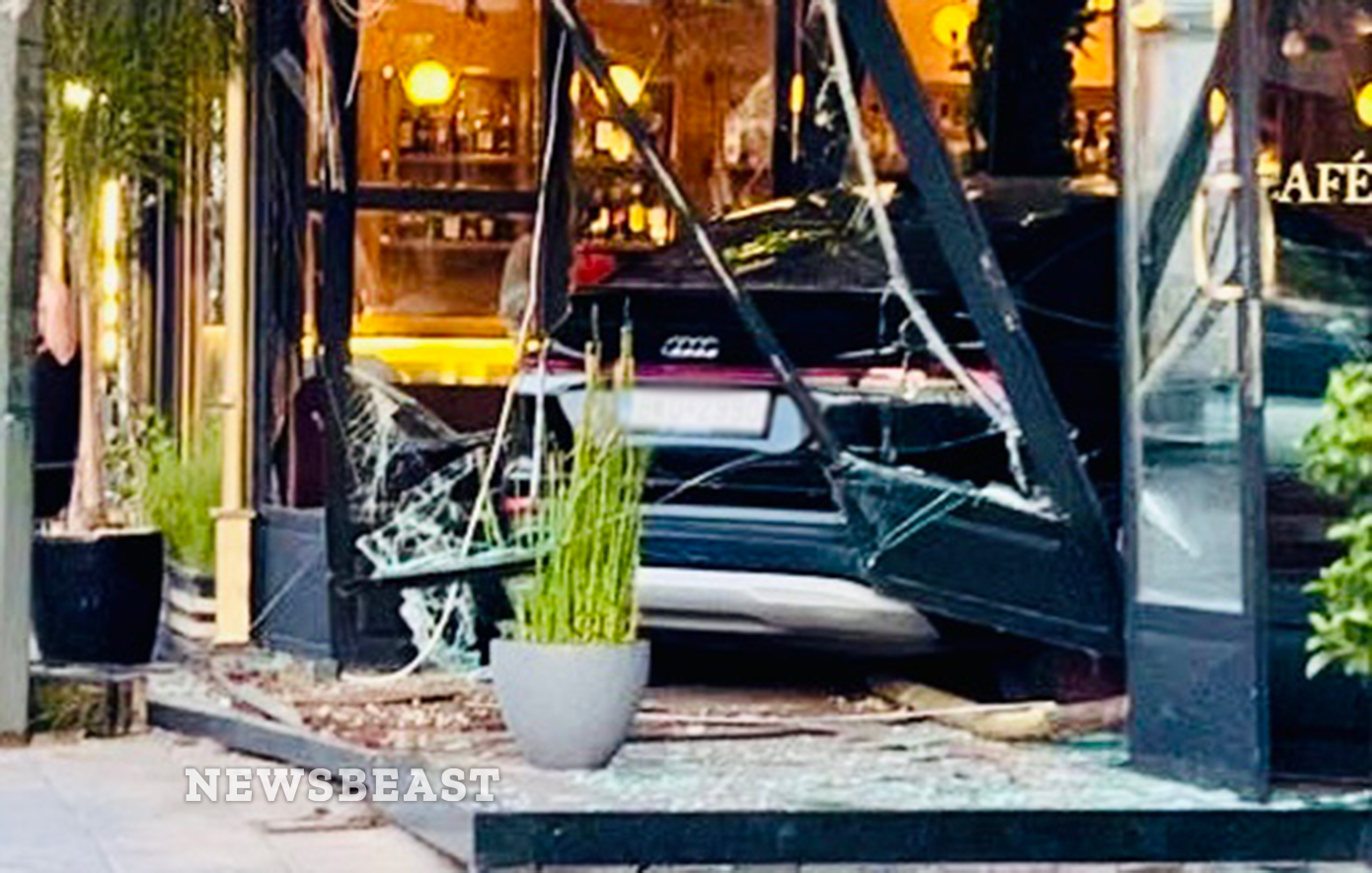 Αυτοκίνητο «μπήκε» σε καφετέρια στη λεωφόρο Συγγρού &#8211; Φωτογραφίες και βίντεο από το σημείο