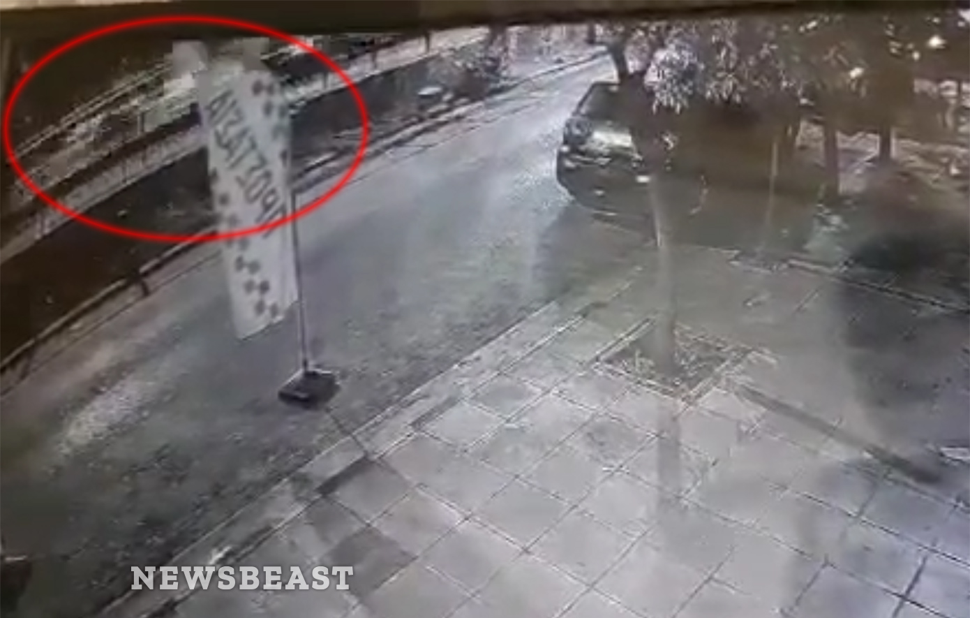 Βίντεο από το θανατηφόρο τροχαίο στη Χαμοστέρνας &#8211; Η στιγμή που η μηχανή του 23χρονου χτυπά στο λεωφορείο