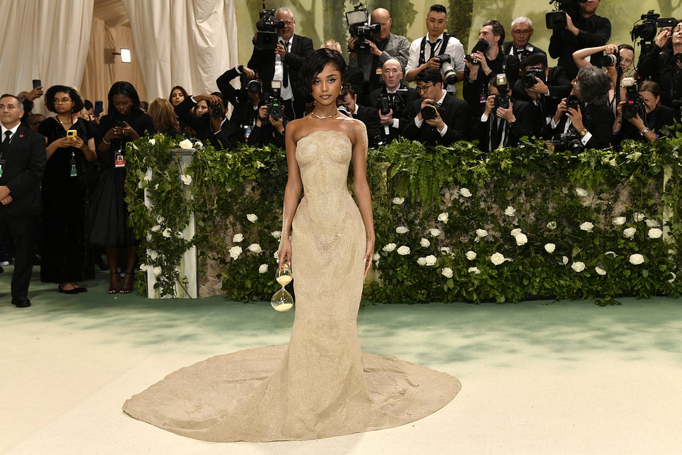 H Tyla φόρεσε στο Met Gala ένα φόρεμα από άμμο και για να μετακινηθεί την σήκωναν τέσσερις – με την καλή έννοια