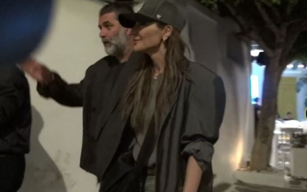 Στη Μύκονο η Δέσποινα Βανδή και ο Βασίλης Μπισμπίκης – Περπατούσαν χέρι χέρι στα σοκάκια του νησιού