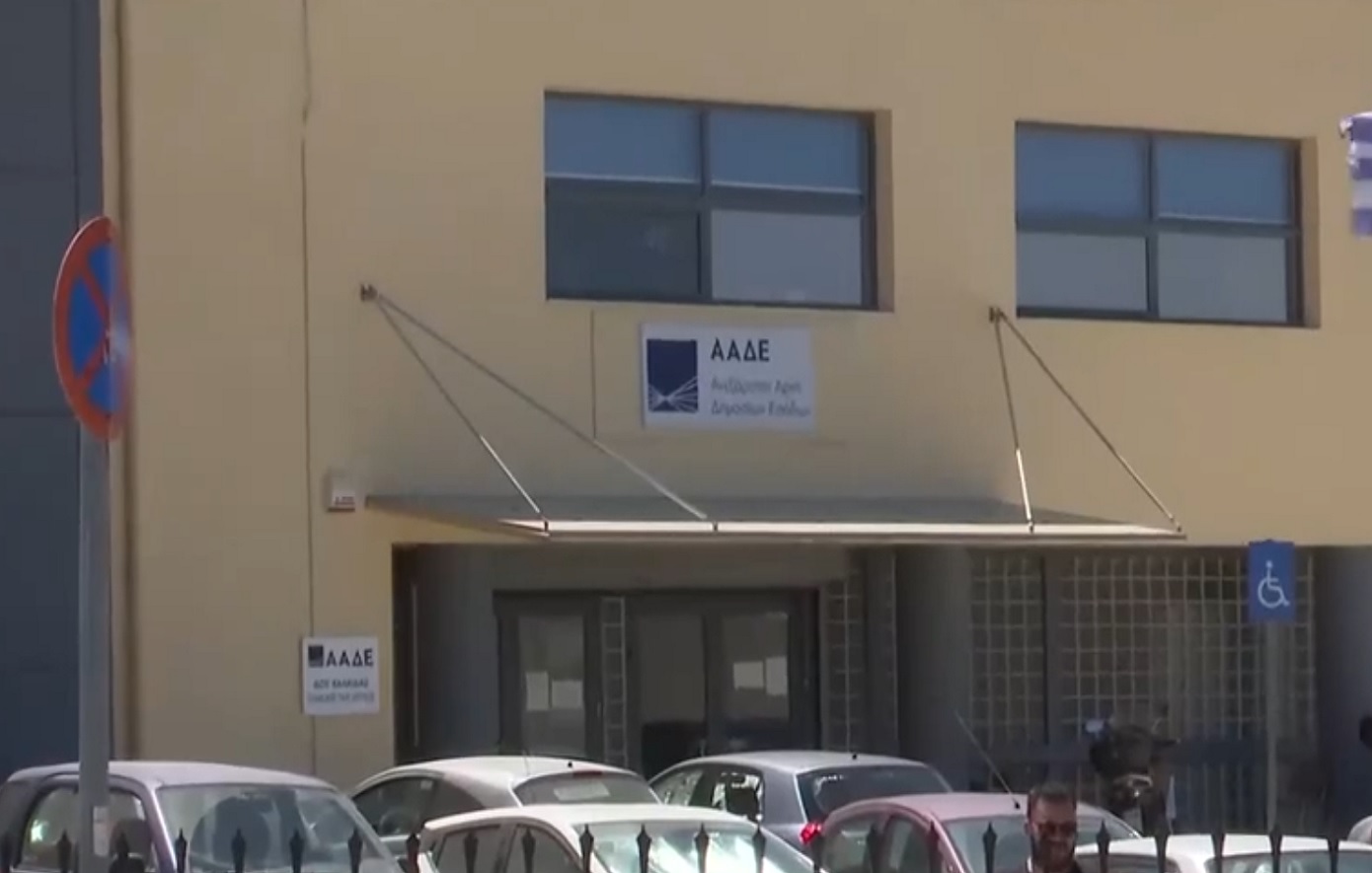 Κύκλωμα εφοριακών στη Χαλκίδα: «Με τη ζωή που κάνεις θα μας πάρουν χαμπάρι» – Η πισίνα και τα ταξίδια στο Μαϊάμι