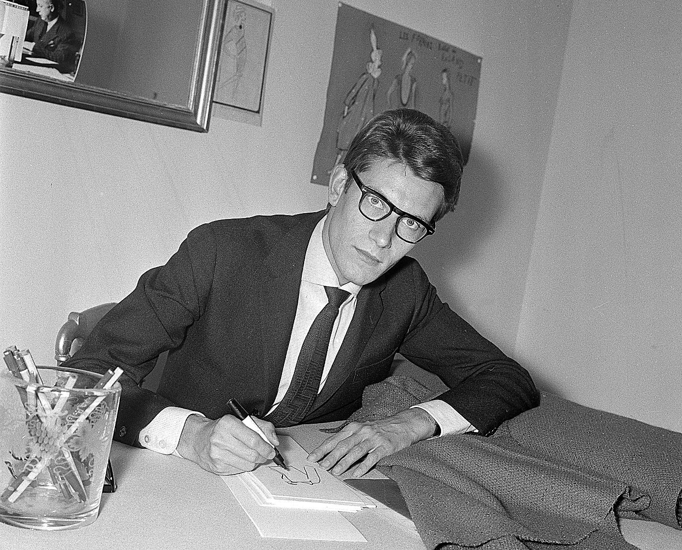 Σαν σήμερα πεθαίνει ο Yves Saint Laurent: «Τα πιο όμορφα ρούχα πάνω στο γυναικείο σώμα είναι τα ανδρικά χέρια, αλλά για όσες γυναίκες δεν έχουν την τύχη αυτή, υπάρχω εγώ»