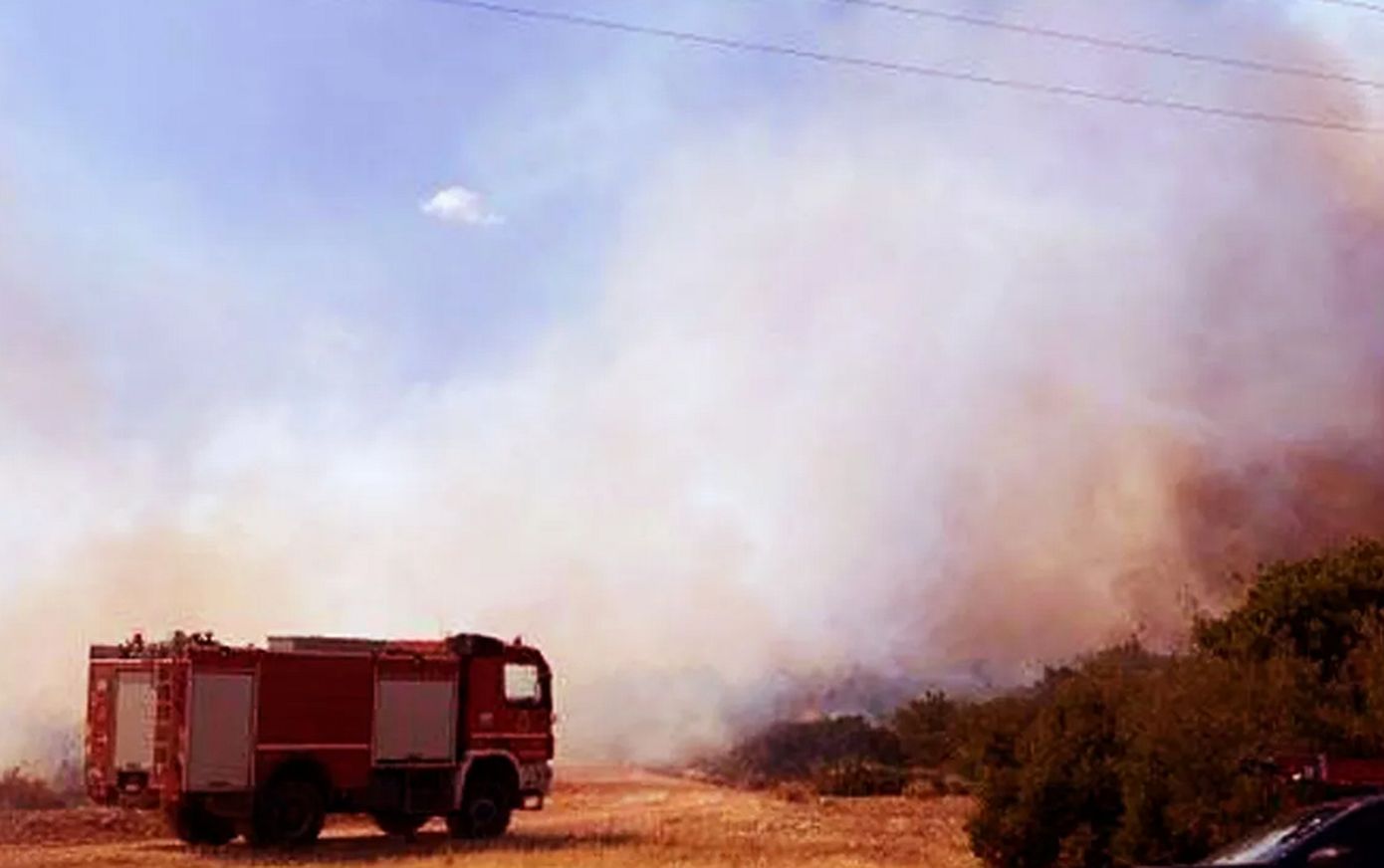 Υπό έλεγχο η φωτιά στην Εύβοια – Κάηκε αποθήκη λαδιών