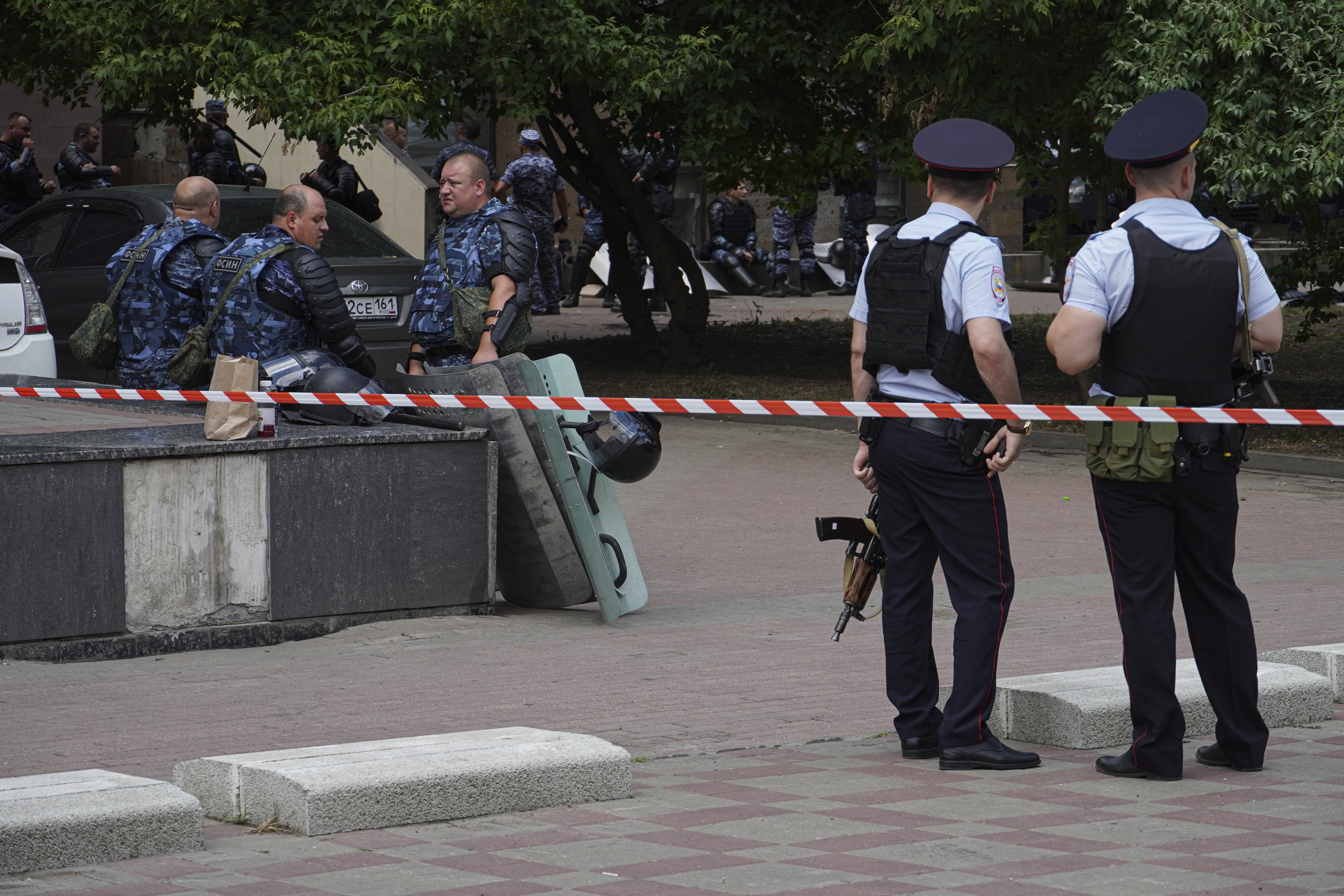 Οι ειδικές δυνάμεις σκότωσαν τους κρατούμενους που συνδέονταν με το Ισλαμικό Κράτος και είχαν πάρει ομήρους σε κέντρο κράτησης