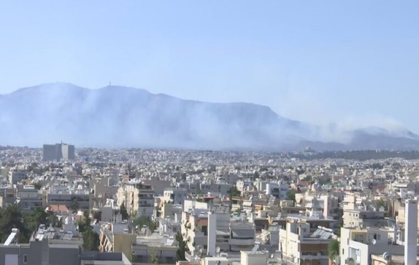 «Έπνιξε» τη δυτική Αττική ο καπνός από τη φωτιά στο Κατσιμίδι &#8211; Αποπνικτική η ατμόσφαιρα