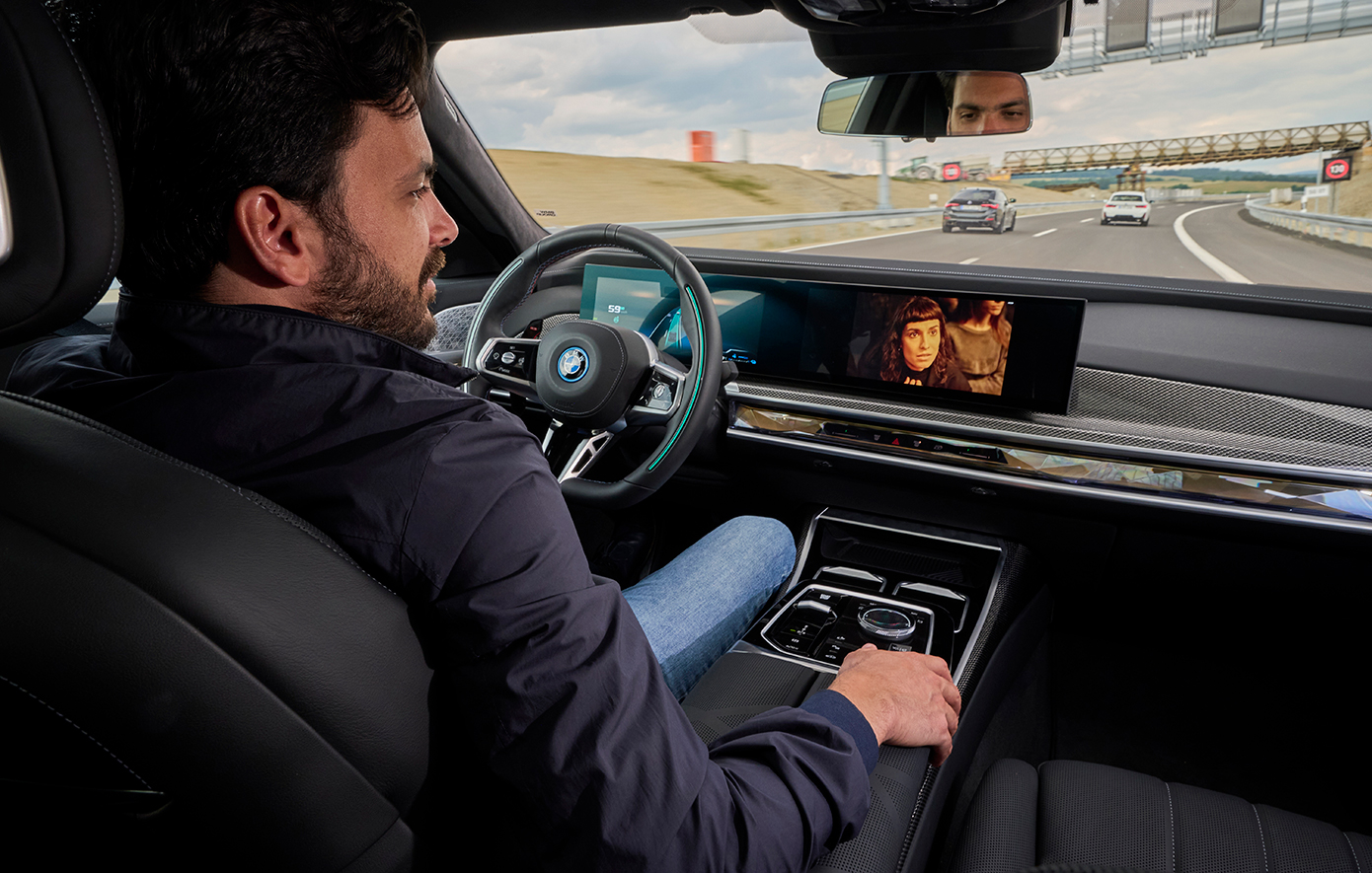 Η BMW πήρε έγκριση για αυτοματοποιημένη οδήγηση Επιπέδου 2
