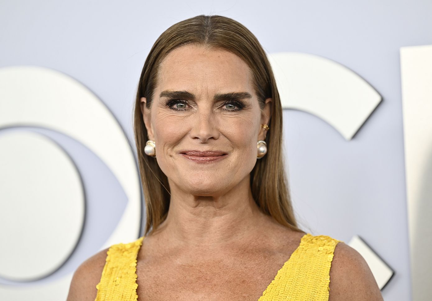 H Brooke Shields εμφανίστηκε με τα πιο άσχημα παπούτσια στο κόκκινο χαλί και αυτό τουλάχιστον είχε πλάκα