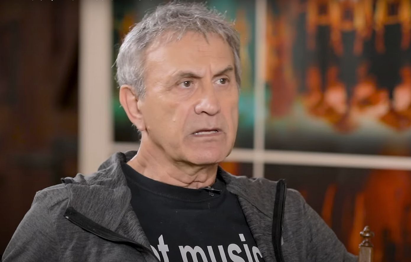 Κόλαφος ο Γιώργος Νταλάρας για τους επικριτές του: «Ο χρόνος τους βάζει ένα φερμουάρ στο στόμα»