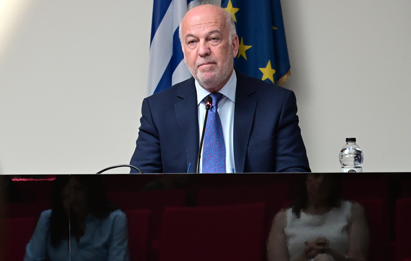 Τα 13 νέα μέτρα κατά της ενδοοικογενειακής βίας: Τι θα ισχύει για βραχιολάκι και προσωρινή κράτηση – Άμεσα η παραπομπή σε δίκη