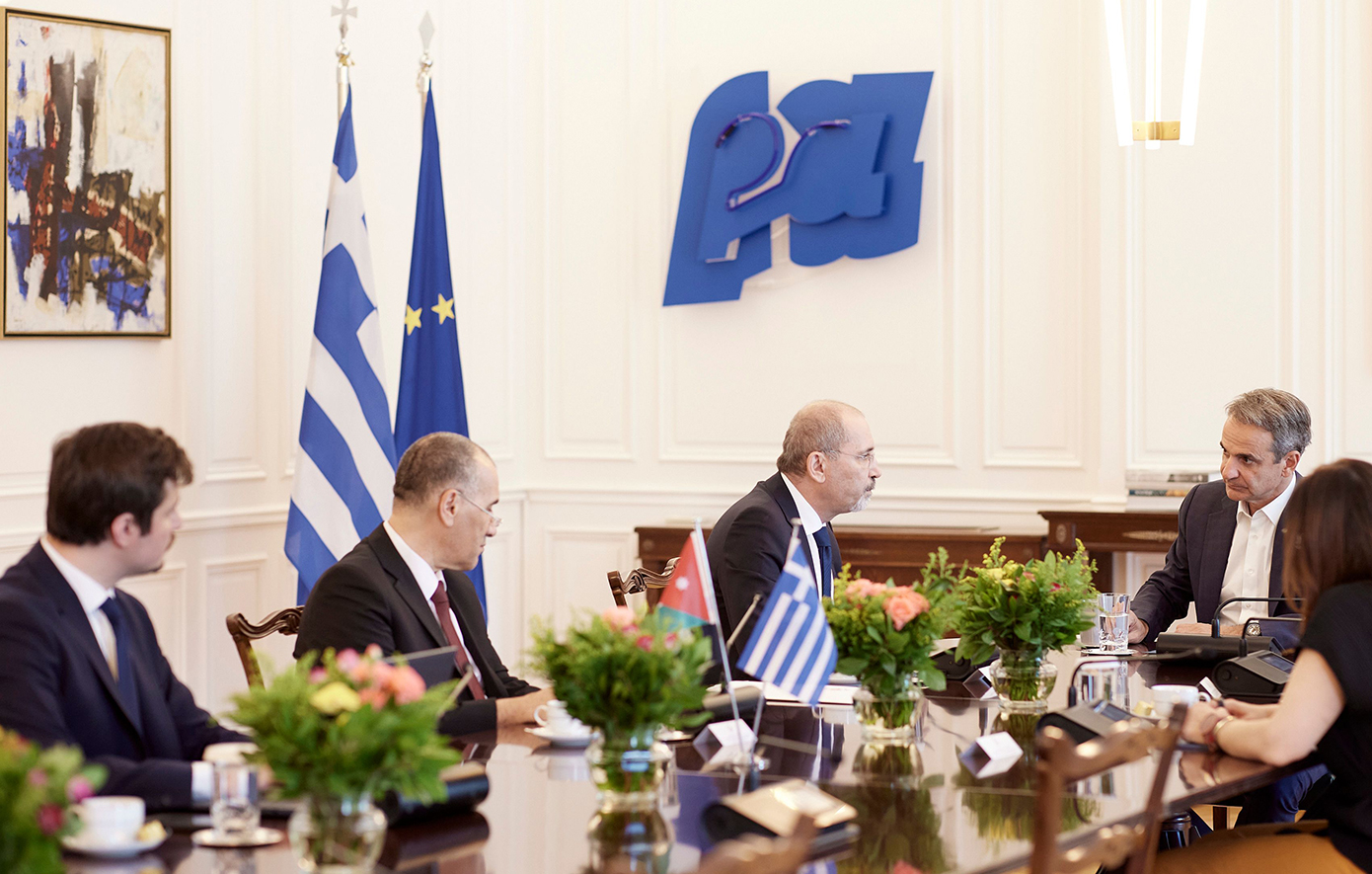 Με τον αναπληρωτή πρωθυπουργό και ΥΠΕΞ της Ιορδανίας συναντήθηκε ο Κυριάκος Μητσοτάκης