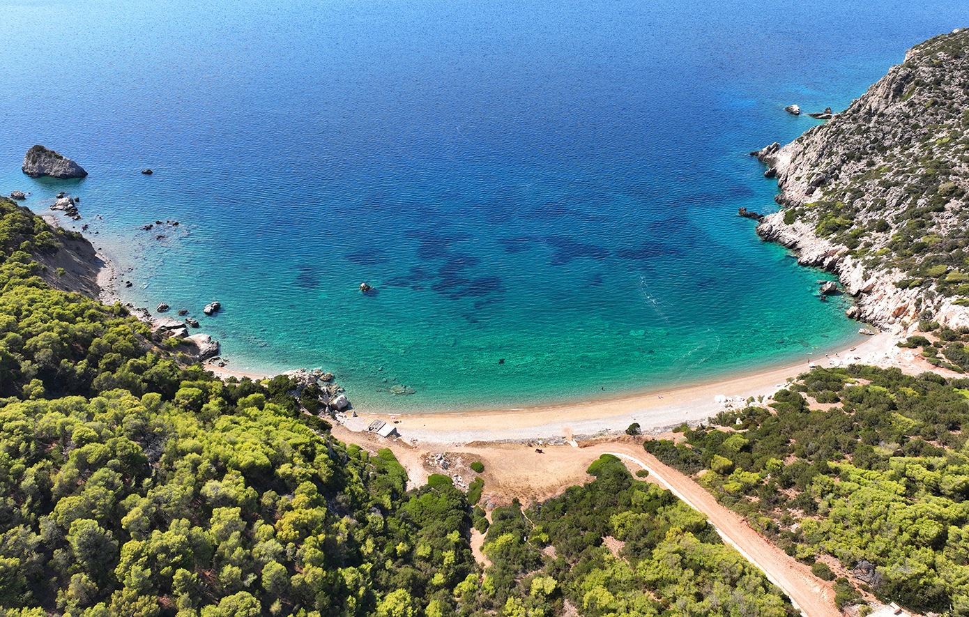 Η κρυφή παραλία της Κορινθίας με την οποία όλοι «τρώνε» σκάλωμα