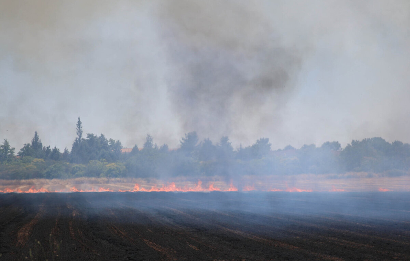 Φωτιά στον Αετόλοφο Λάρισας – Μεγάλη η κινητοποίηση της πυροσβεστικής