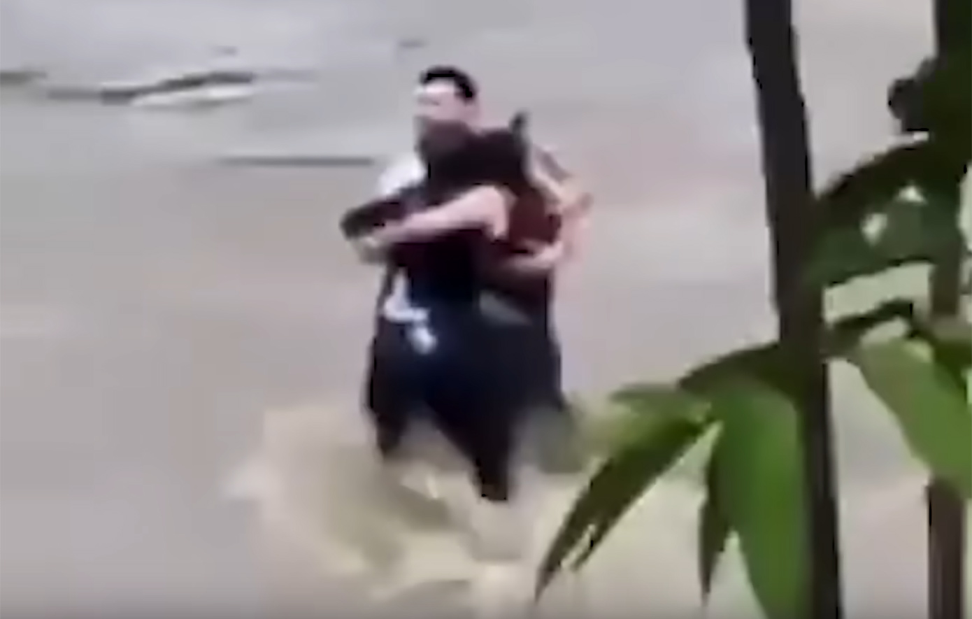 H αγκαλιά τριών φίλων πριν παρασυρθούν από ορμητικά νερά &#8211; Συγκλονίζει το βίντεο από την Ιταλία