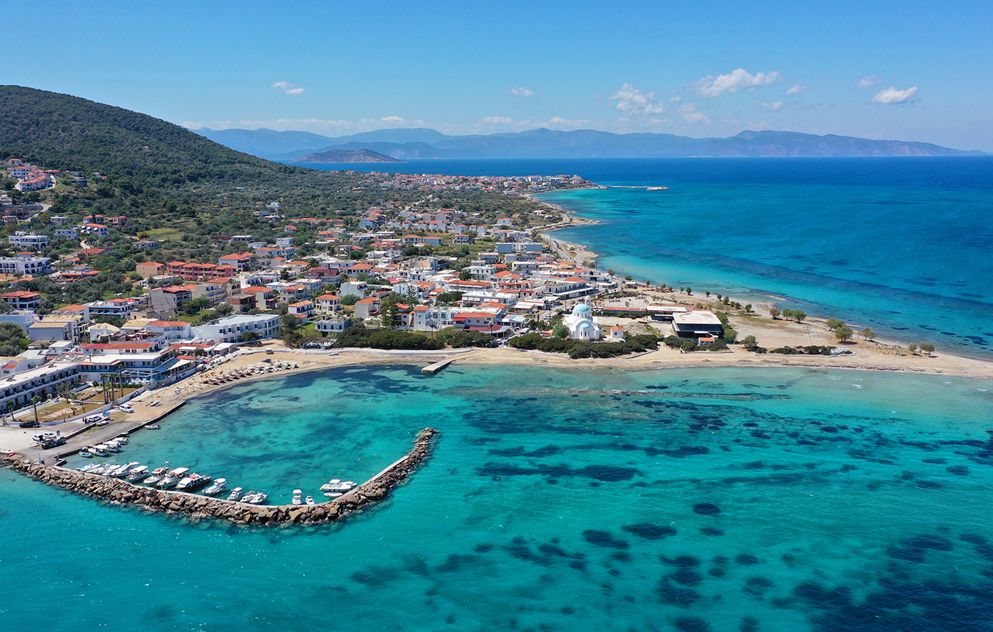 Το νησάκι δίπλα στην Αθήνα που θα σε βάλει σε καλοκαιρινό mood, χαλαρά