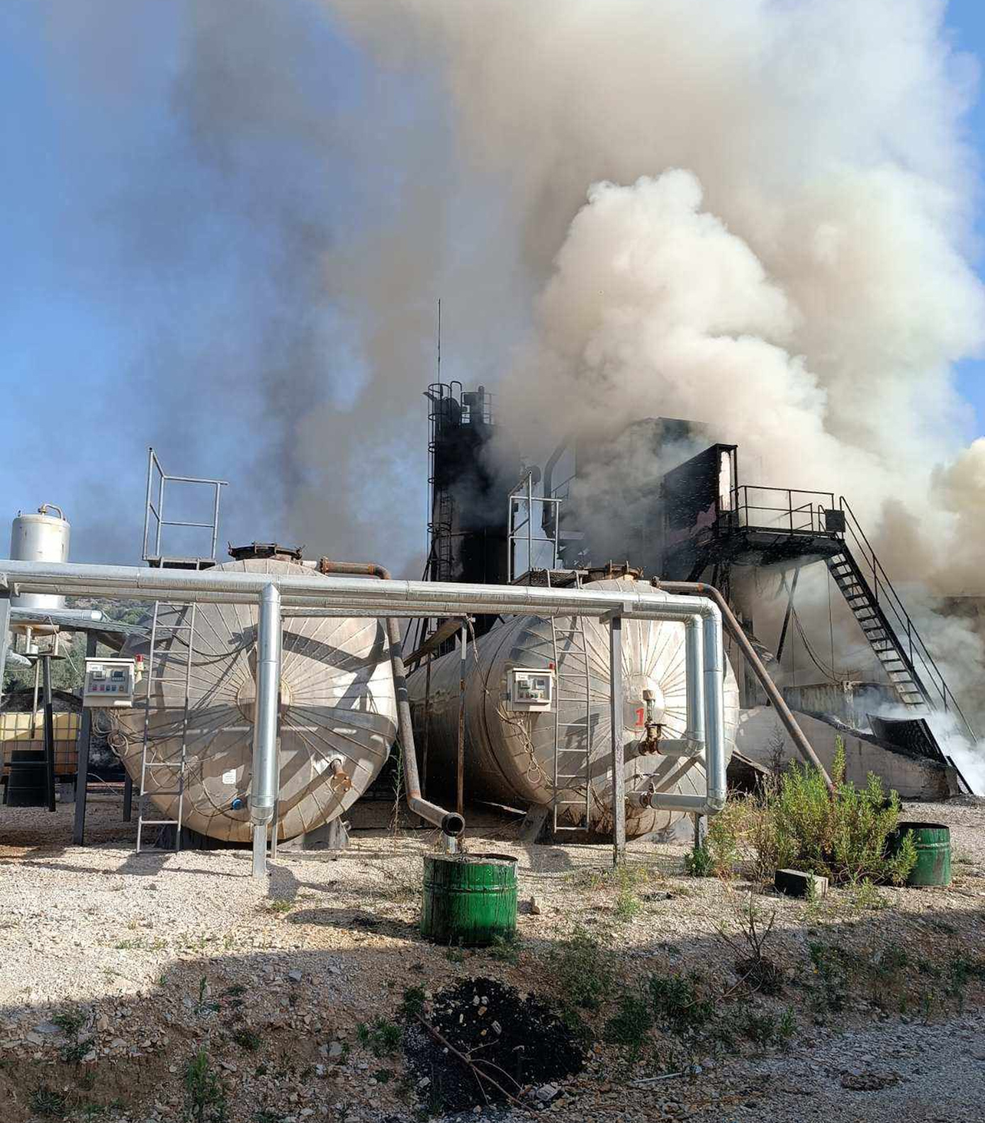 Φωτιά σε εργοτάξιο πίσσας στη Λεπενού Αγρινίου Φωτιά σε εργοτάξιο πίσσας στη Λεπενού Αγρινίου