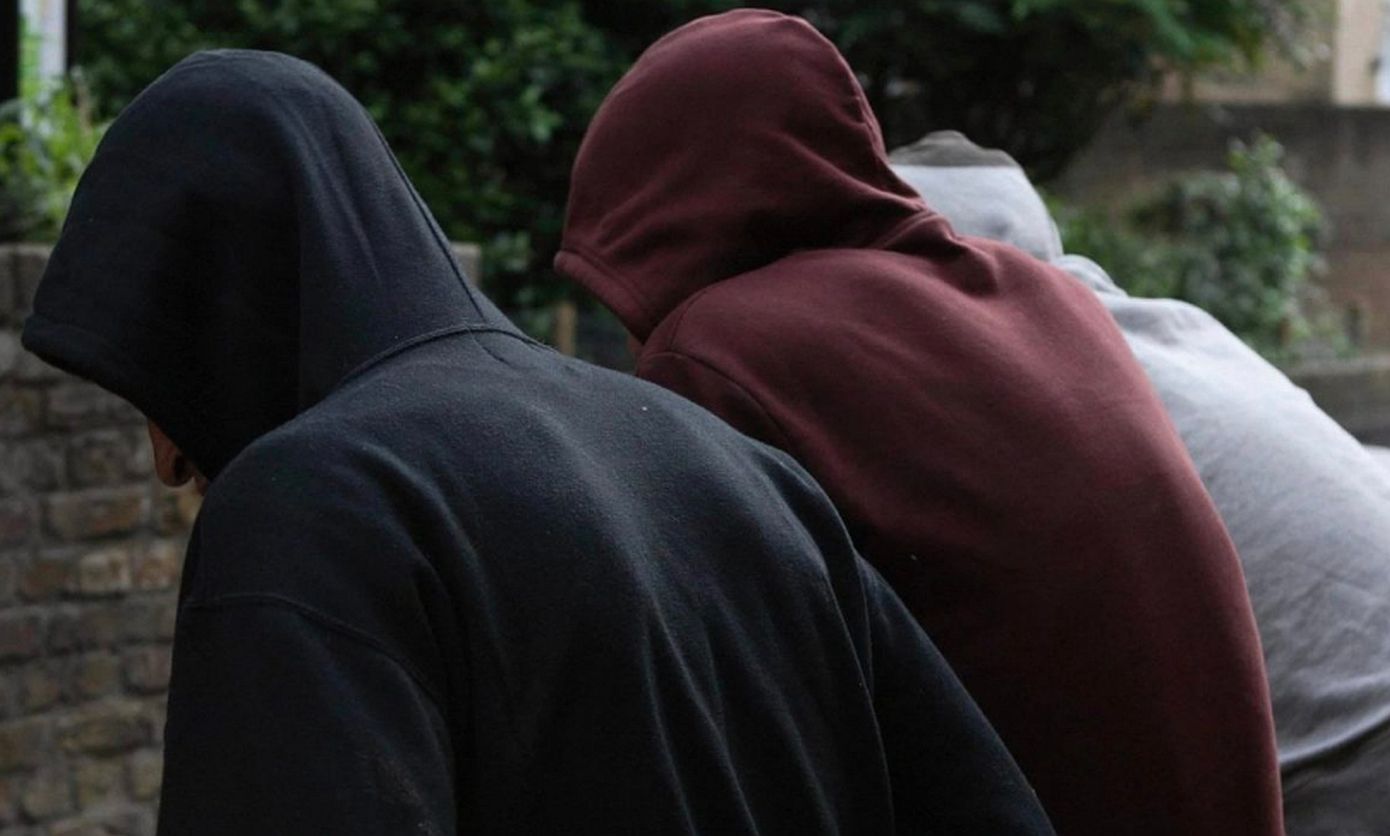 Συμμορία ανηλίκων διακινούσε ναρκωτικά σε σχολεία της Αθήνας &#8211; Βρέθηκαν 44.000 ευρώ, ηρωίνη, ακόμη και ξίφος