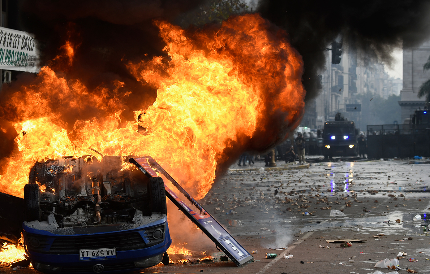 Χάος έξω από το κοινοβούλιο της Αργεντινής για το «ναι» σε αμφιλεγόμενο πακέτο μεταρρυθμίσεων που προώθησε ο Μιλέι