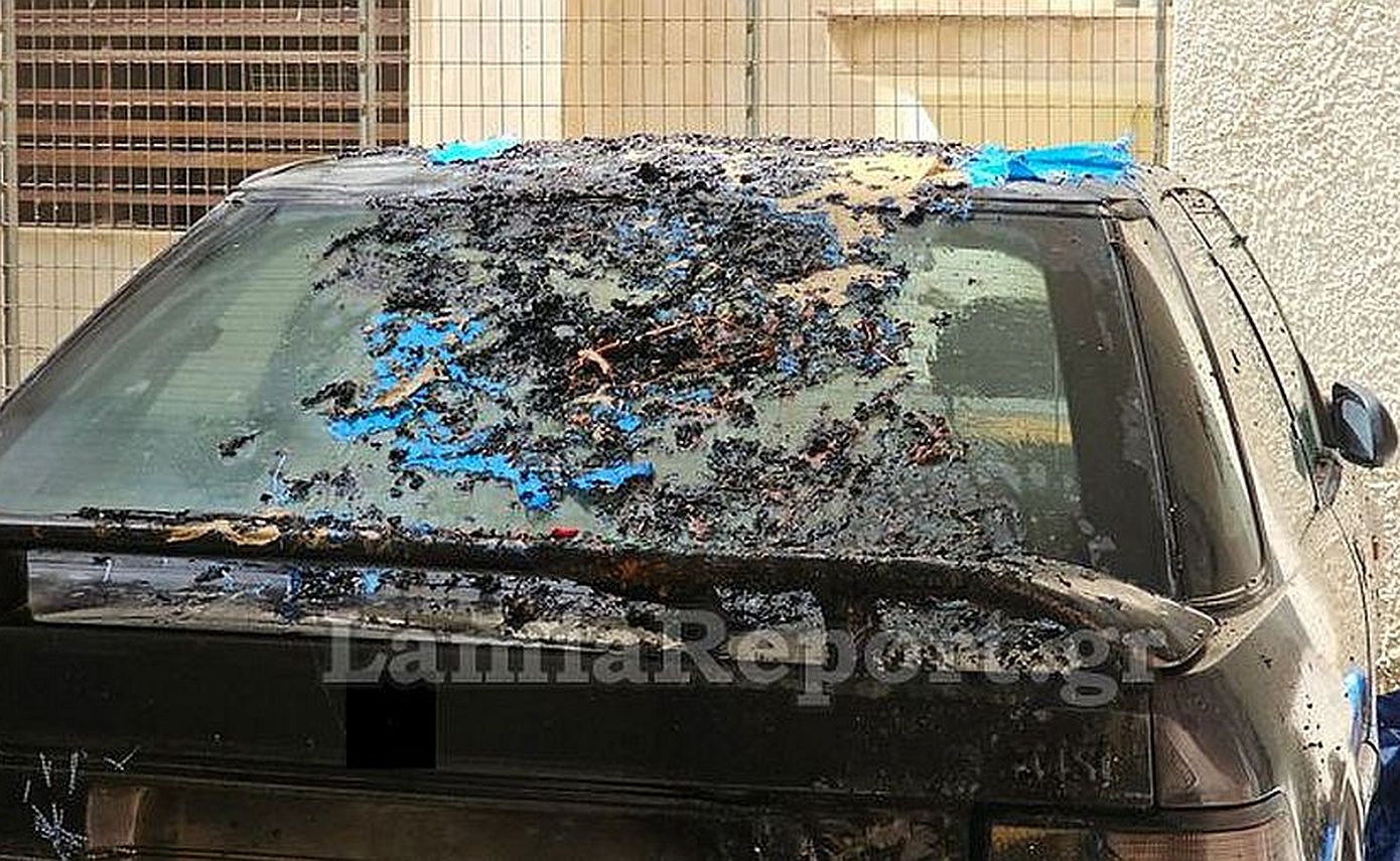Λαμία: Τέντα άρπαξε φωτιά κι έπεσε φλεγόμενη πάνω σε αυτοκίνητο προκαλώντας σημαντικές ζημίες στο όχημα
