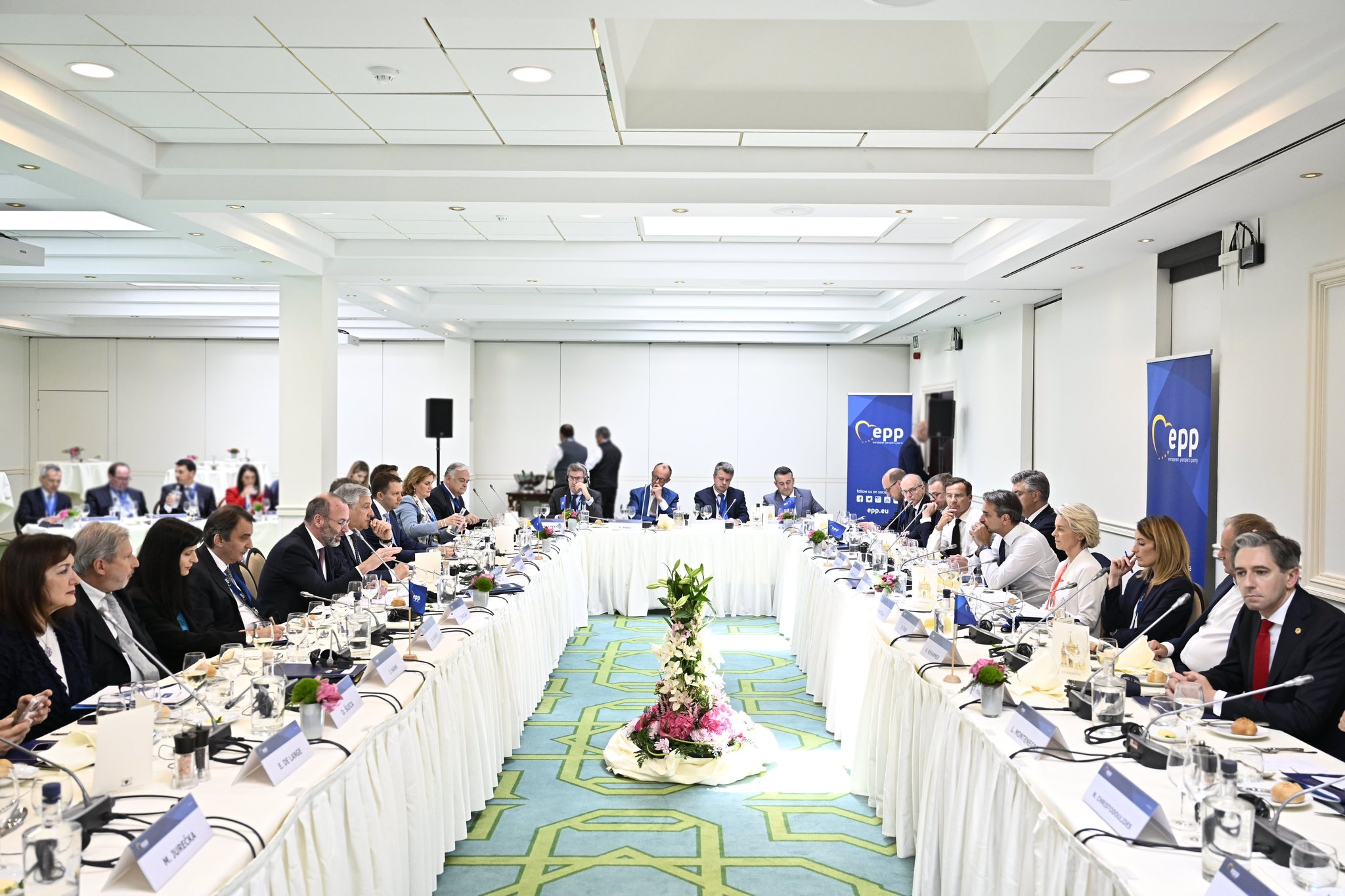 Σε εξέλιξη το δείπνο των Ευρωπαίων ηγετών στις Βρυξέλλες – «Μπρα ντε φερ» για τα αξιώματα