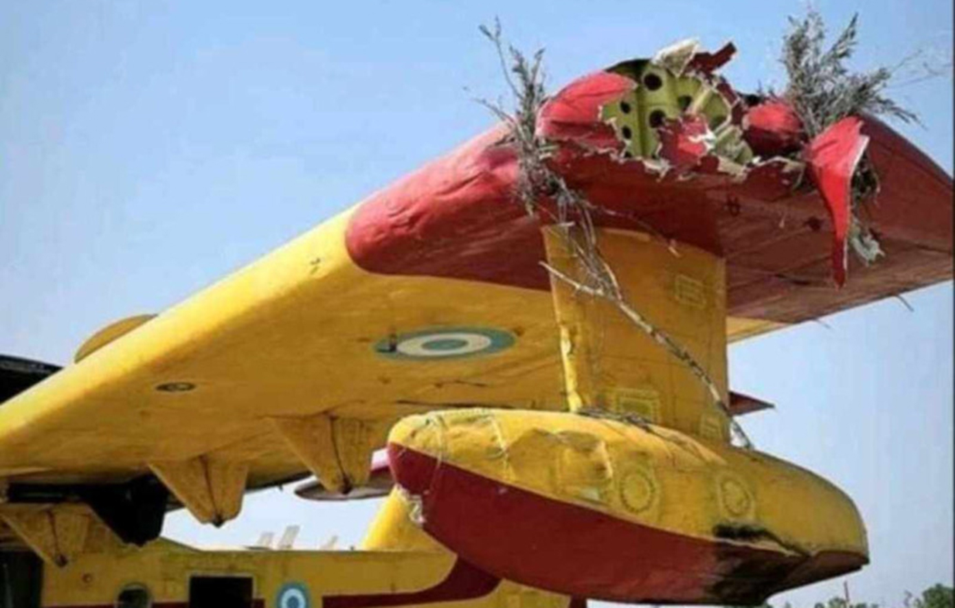 Φωτογραφία ντοκουμέντο από το Canadair που προσέκρουσε σε πεύκο στη φωτιά της Ναυπακτίας – Το σπασμένο φτερό