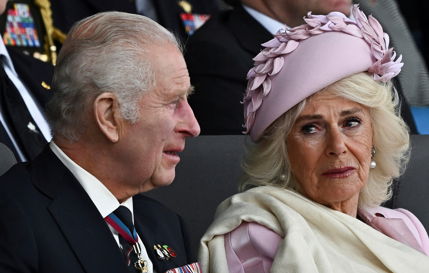 Συγκινημένοι Κάρολος και Καμίλα στην πρώτη δημόσια ομιλία του βασιλιά μετά τη διάγνωση με καρκίνο