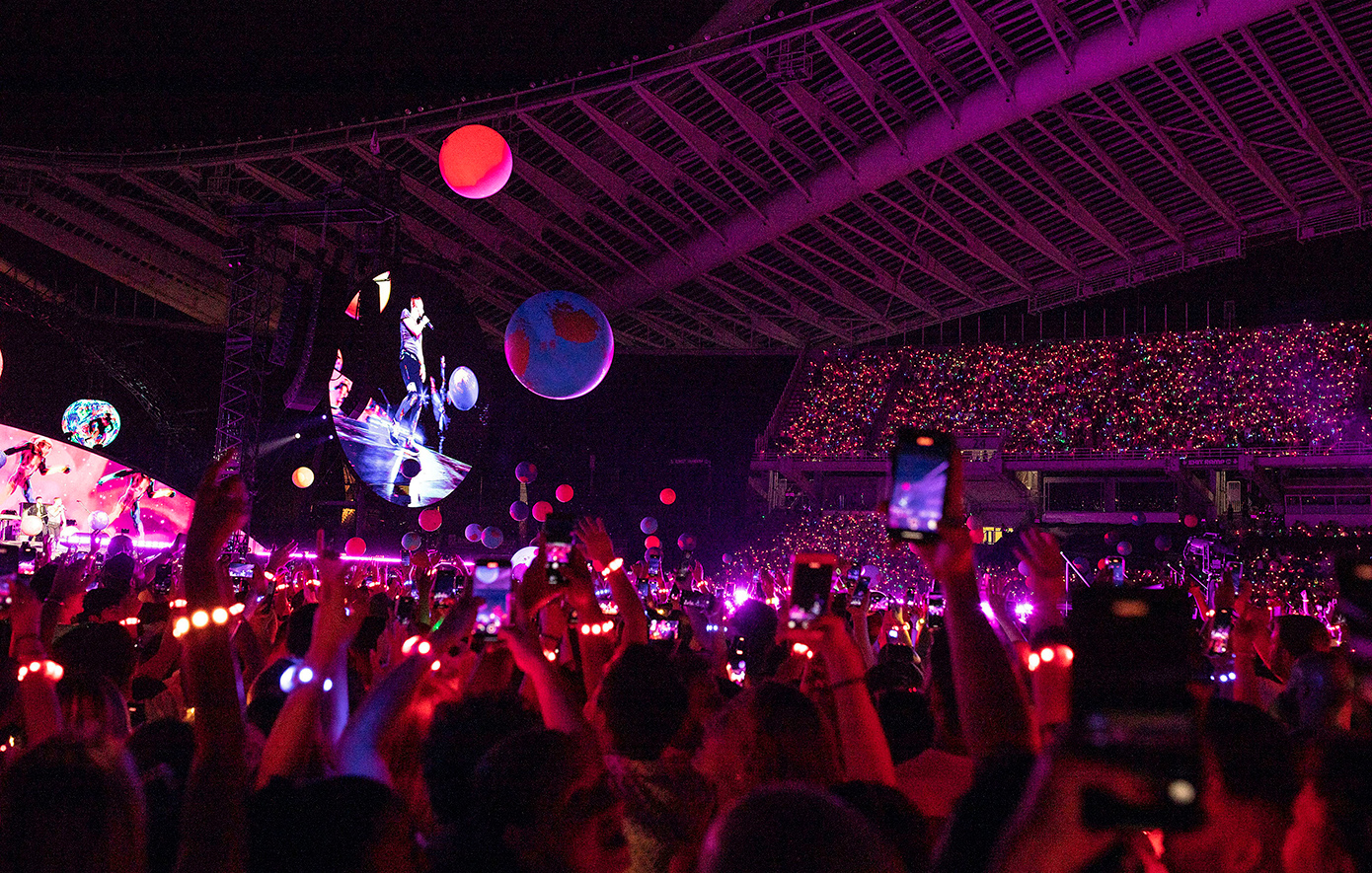 Βίντεο και φωτογραφίες από τη συναυλία των Coldplay στο ΟΑΚΑ – Τα&#8230; ελληνικά του Κρις Μάρτιν και οι αναρτήσεις των θαυμαστών