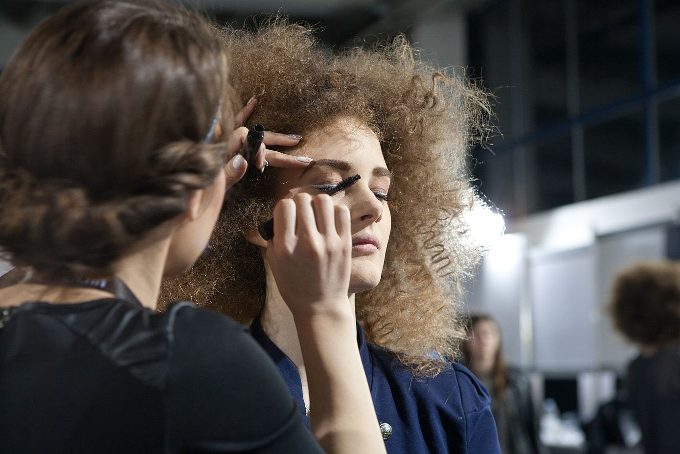 Αδιάβροχη mascara: Τα υπέρ, τα κατά και τα προϊόντα για να την αφαιρέσετε χωρίς να βλάψετε τις βλεφαρίδες σας