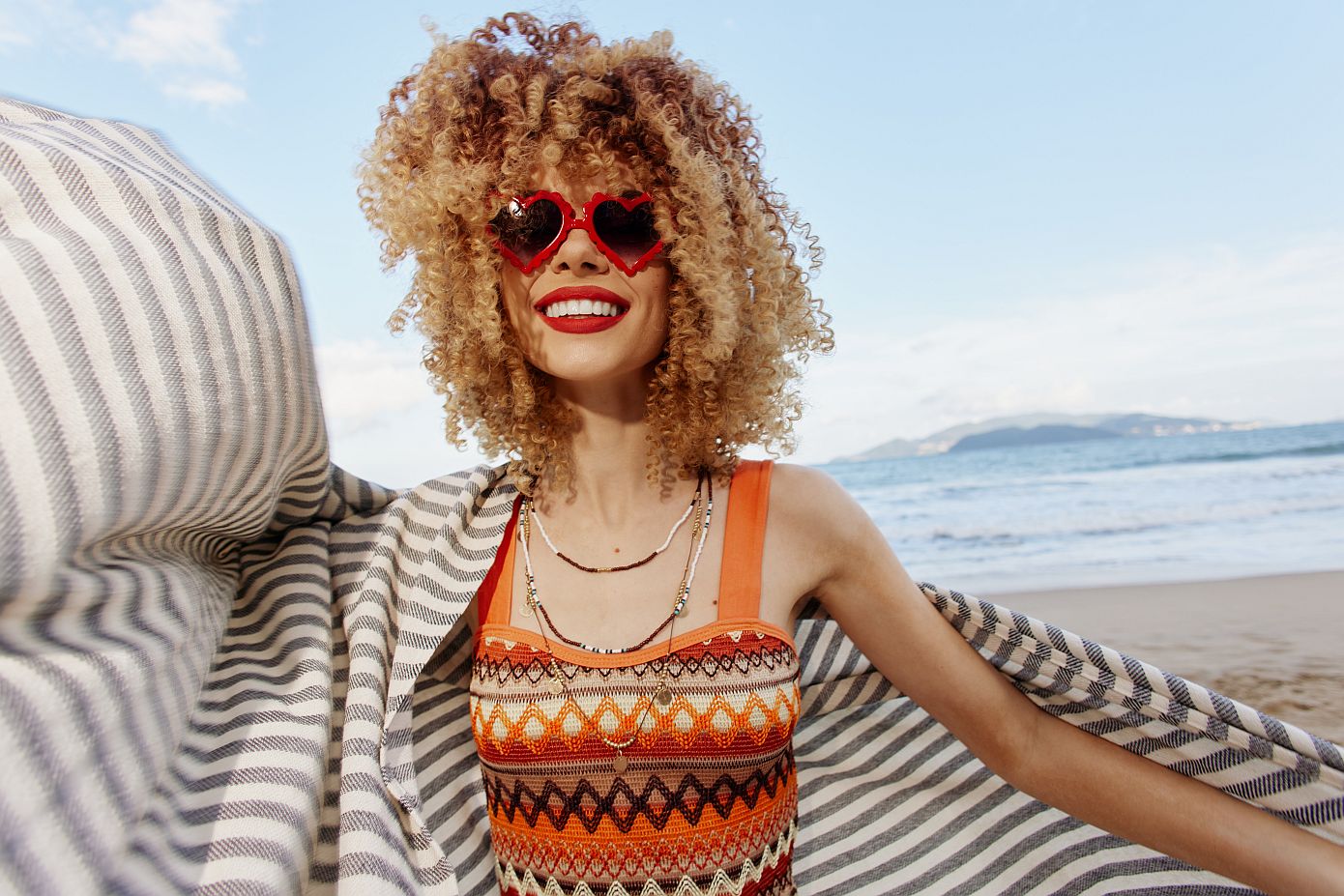 Βήμα-βήμα η hair routine στην ξαπλώστρα μετά τις βουτιές στο νερό για να παραμείνουν τα μαλλιά σας υγιή ολόκληρο το καλοκαίρι